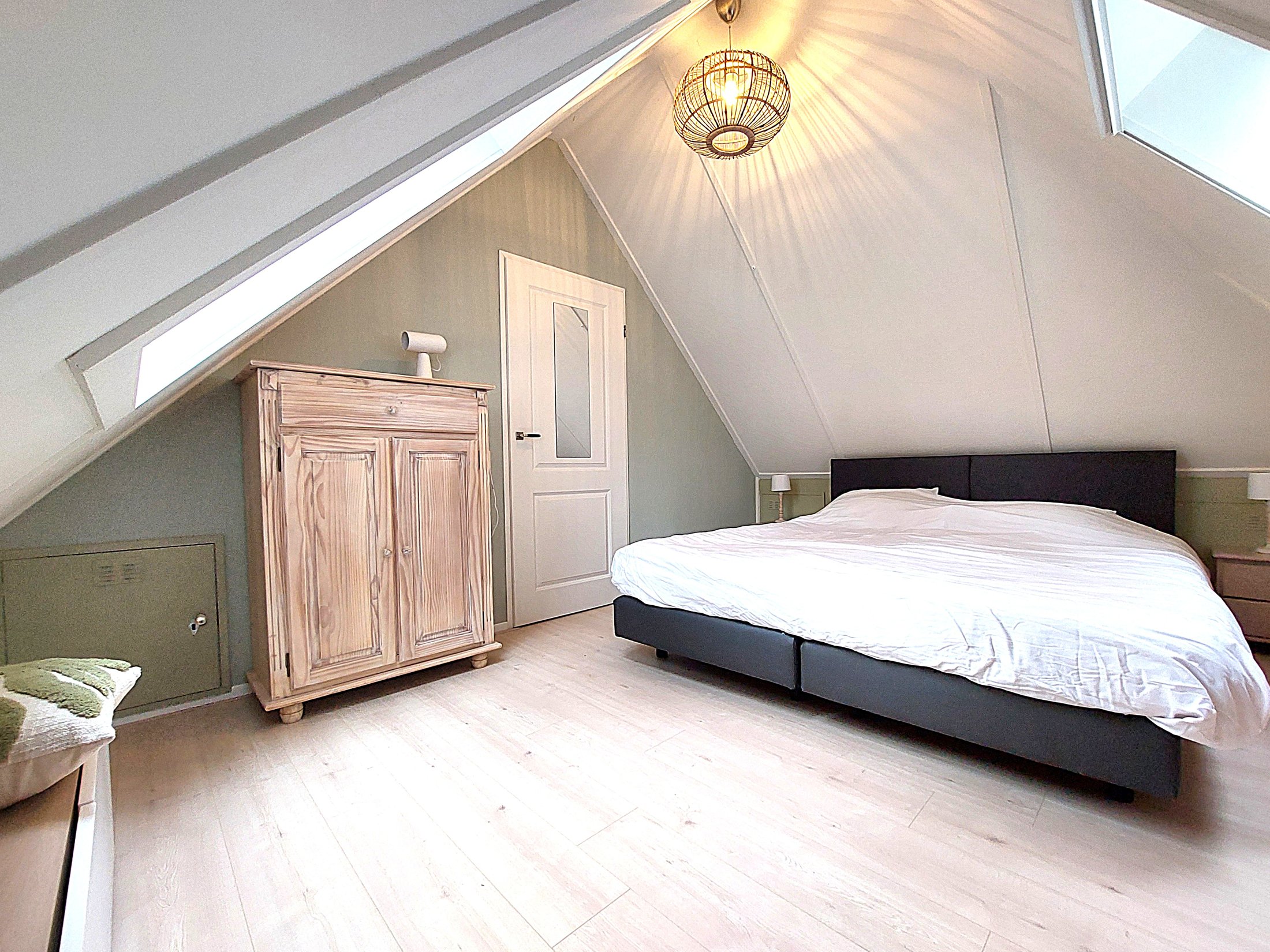 Slaapkamer 1 met tweepersoonsbed onder de kap
