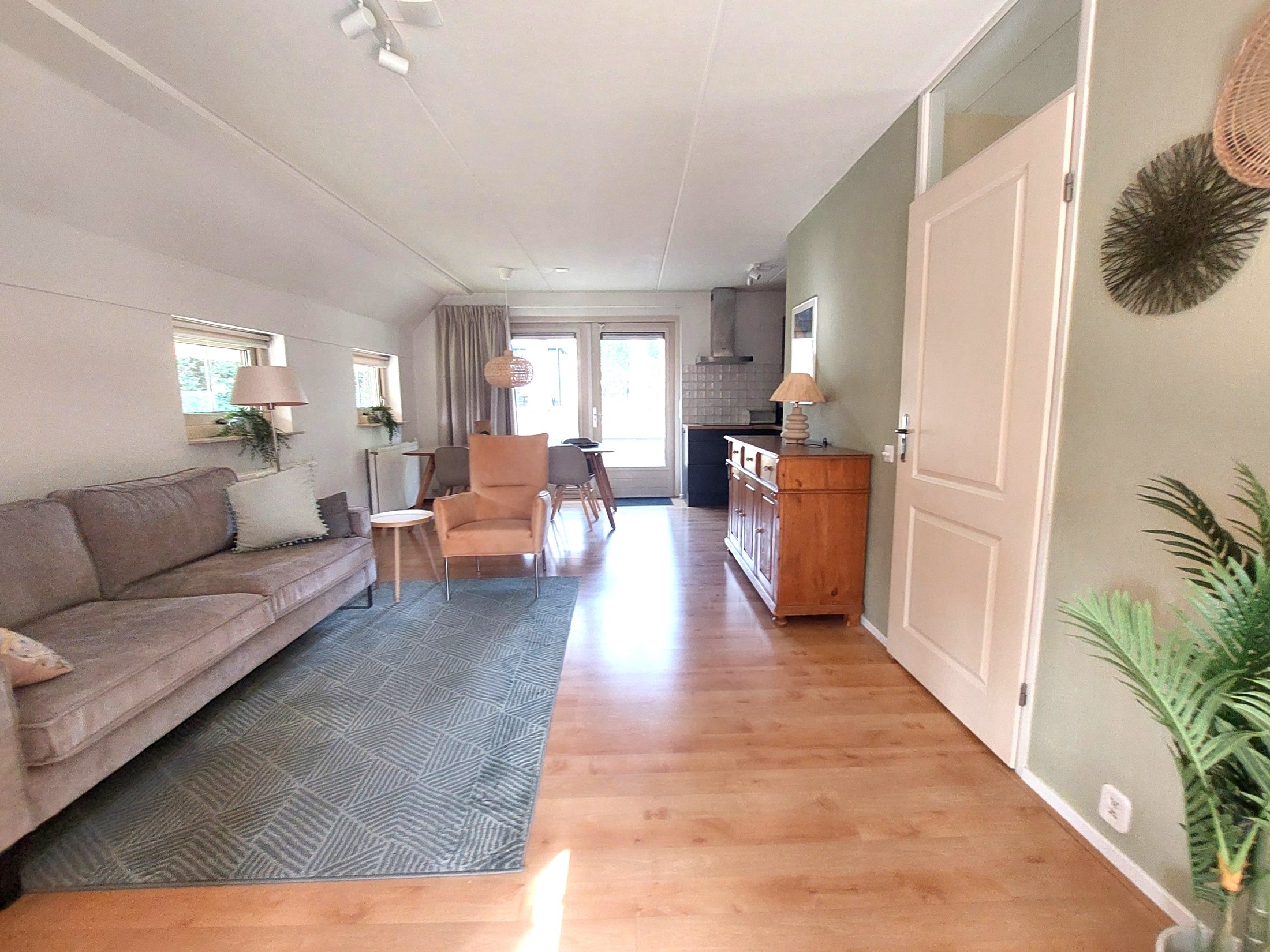 Woonkamer en eetkamer van het vakantiehuis in Drenthe